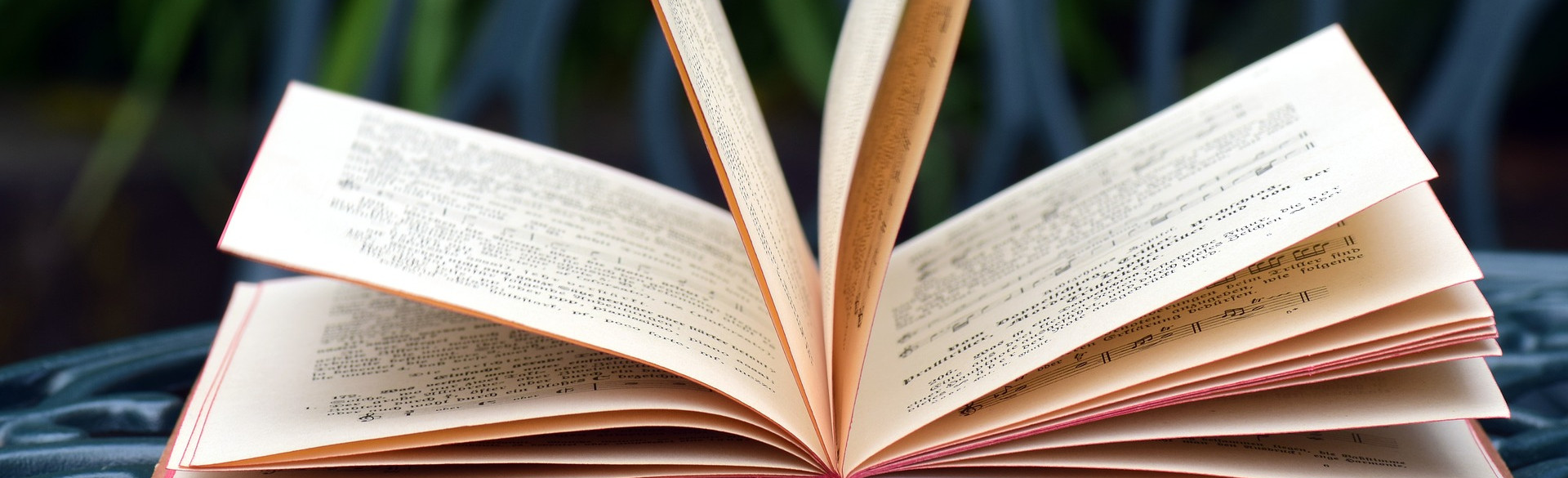 Buch auf einem Stuhl