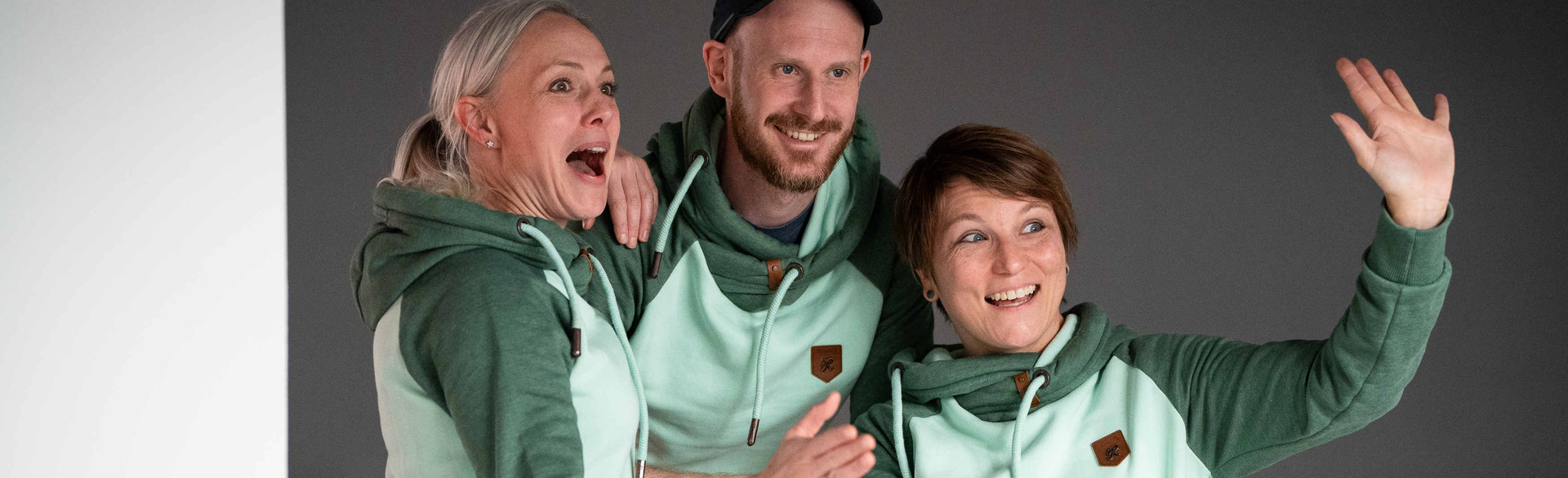 Menschen die lächeln und freundlich kommunizieren., © Laura Boyson