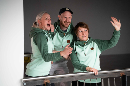 Menschen die lächeln und freundlich kommunizieren., © Laura Boyson