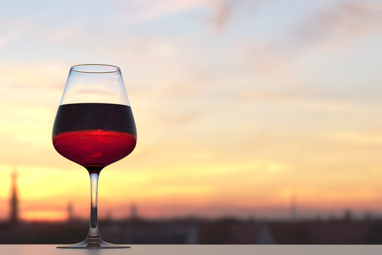 Ein Glas Rotwein bei Sonnenuntergang