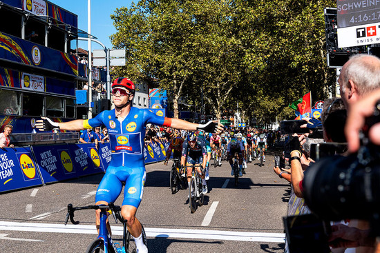 Nach 176 Kilometern gewinnt Jonathan Milan die erste Etappe der Lidl Deutschland Tour 2024 von Schweinfurt nach Heilbronn., © Stadtarchiv Heilbronn/S. Wolter