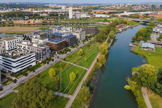 Blick auf Neckar und Häuser im Neckarbogen