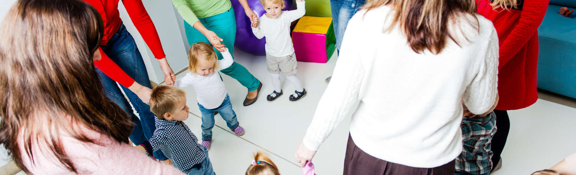 Tanzende Mamas mit Kindern, © Adobe Stockfoto