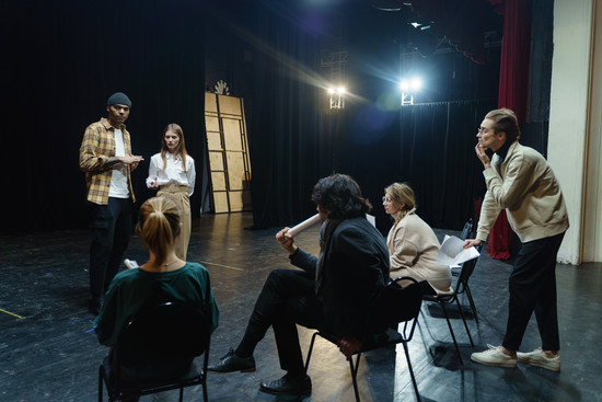 Menschen die auf einer Bühne Improtheaters spielen., © Adobe