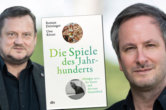 Die beiden Autoren, Roman Deininger und Uwe Ritzer, mit dem Cover ihres Buche "Die Spiele des Jahrhunderts", © Martin Hangen; dtv Verlagsgesellschaft; vhs Heilbronn