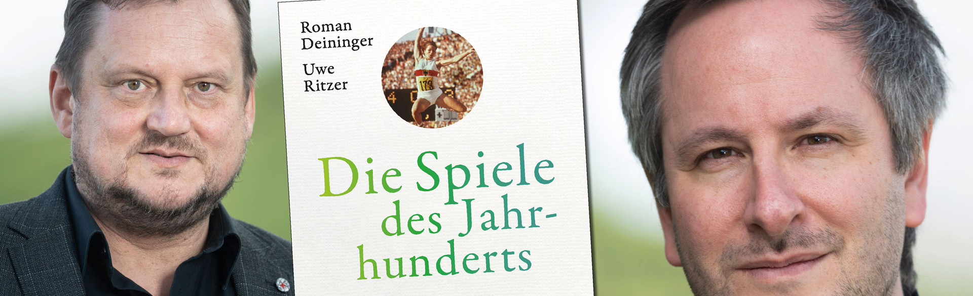 Die beiden Autoren, Roman Deininger und Uwe Ritzer, mit dem Cover ihres Buche "Die Spiele des Jahrhunderts", © Martin Hangen; dtv Verlagsgesellschaft; vhs Heilbronn
