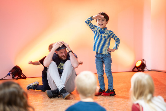 Eine Familie spielt zusammen Improtheater., © Laura Boyson