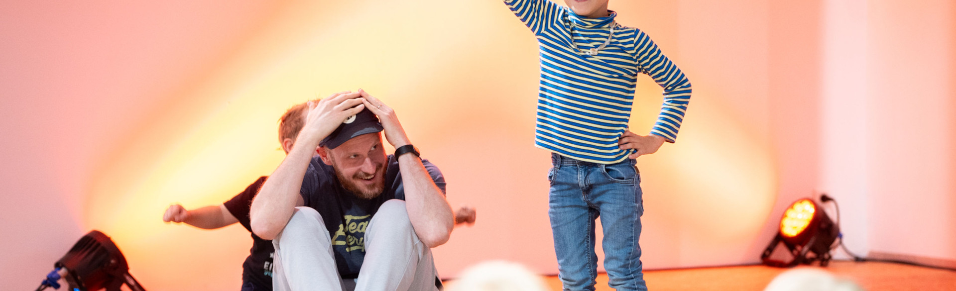 Eine Familie spielt zusammen Improtheater., © Laura Boyson