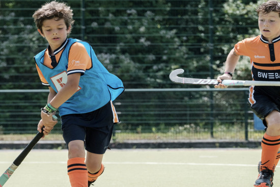 Kinder spielen Hockey