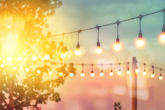 Lichterkette an einem Sommerabend