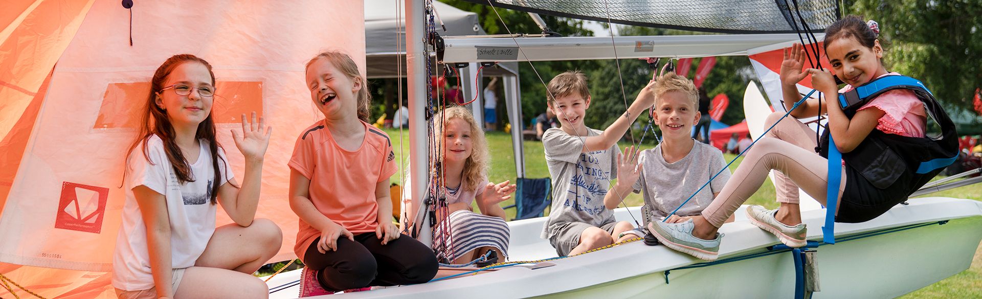 Kinder im Boot auf dem Heilbronner Kinderfest