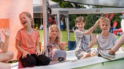 Kinder im Boot auf dem Heilbronner Kinderfest