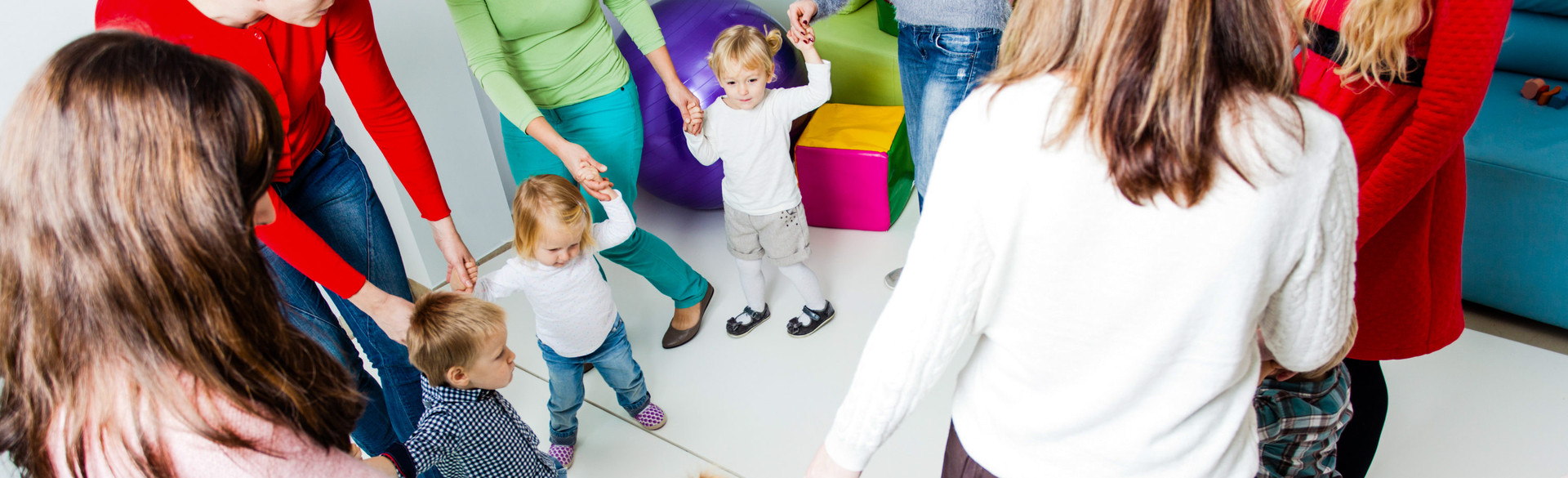 Tanzende Mamas mit Kindern., © Adobe